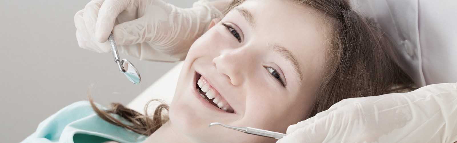 ProphylaxeMit regelmäßiger Prophylaxe werden die Zähne Ihrer Kinder wirksam vor Karies geschützt. 